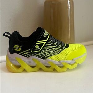 Skechers Kids' Neon Yellow and Black Light-Up Sneaker. One Shoe Only!!!!